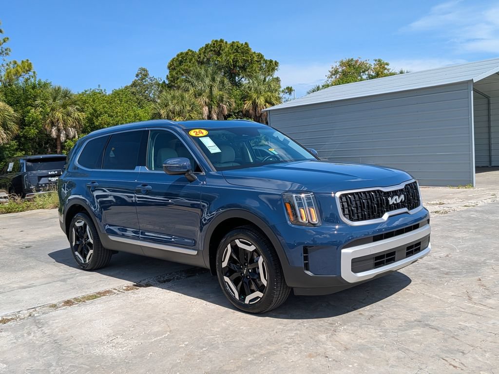Certified 2024 Kia Telluride EX w/ EX Captain's Chair Package FWD image 2