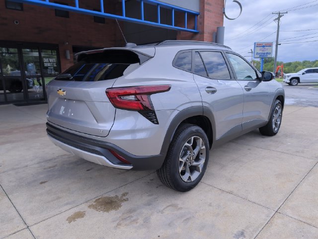 Used 2025 Chevrolet Trax LT FWD image 8
