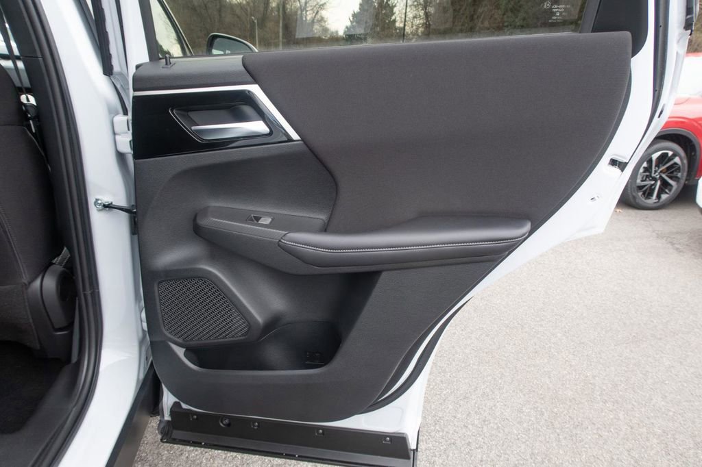 New 2025 Mitsubishi Outlander ES image 18