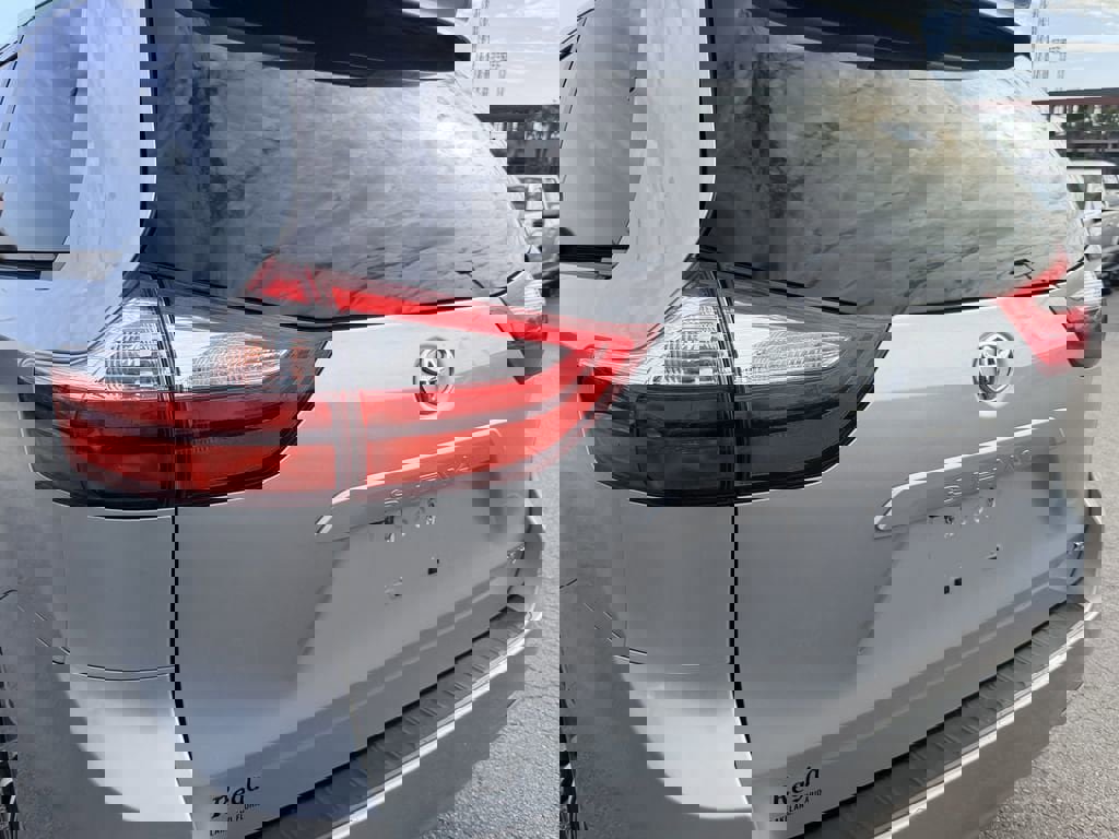 Used 2019 Toyota Sienna XLE image 12