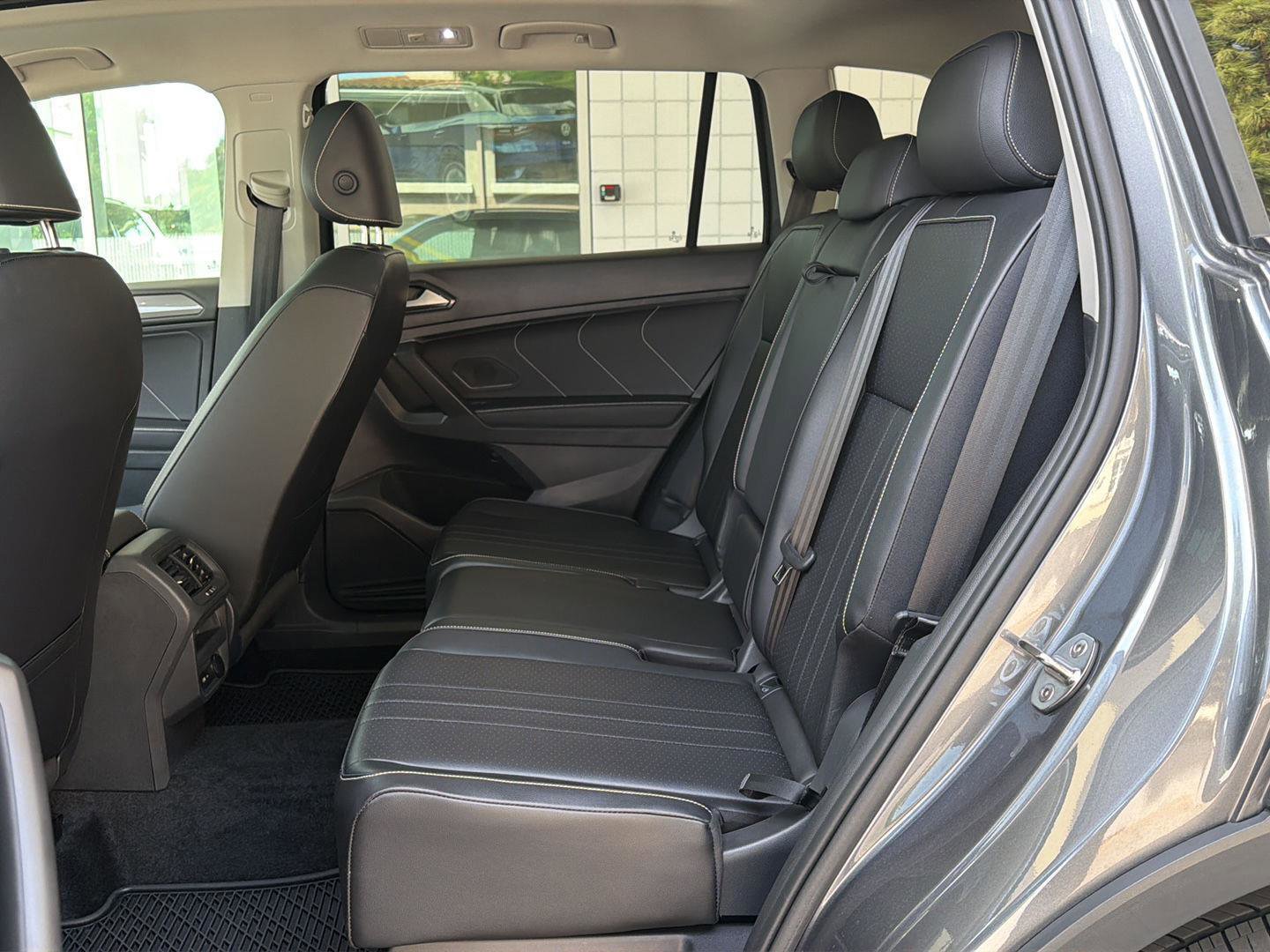Certified 2024 Volkswagen Tiguan SE w/ Panoramic Sunroof Package AWD/4WD image 16