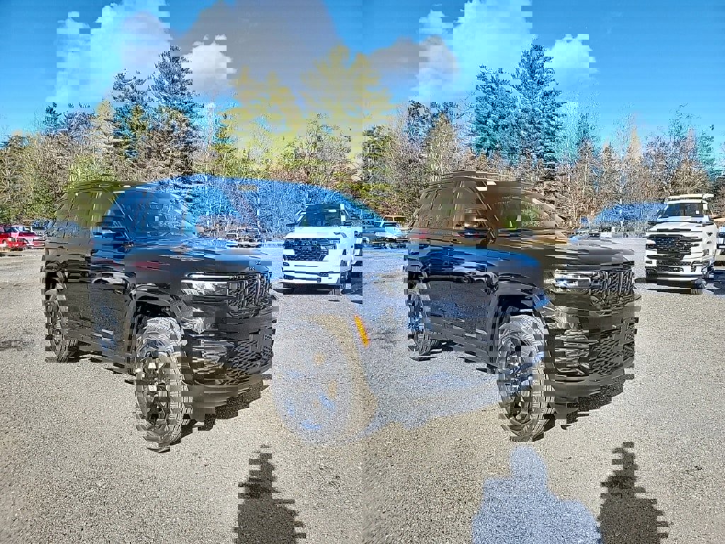 New 2025 Jeep Grand Cherokee Altitude image 3