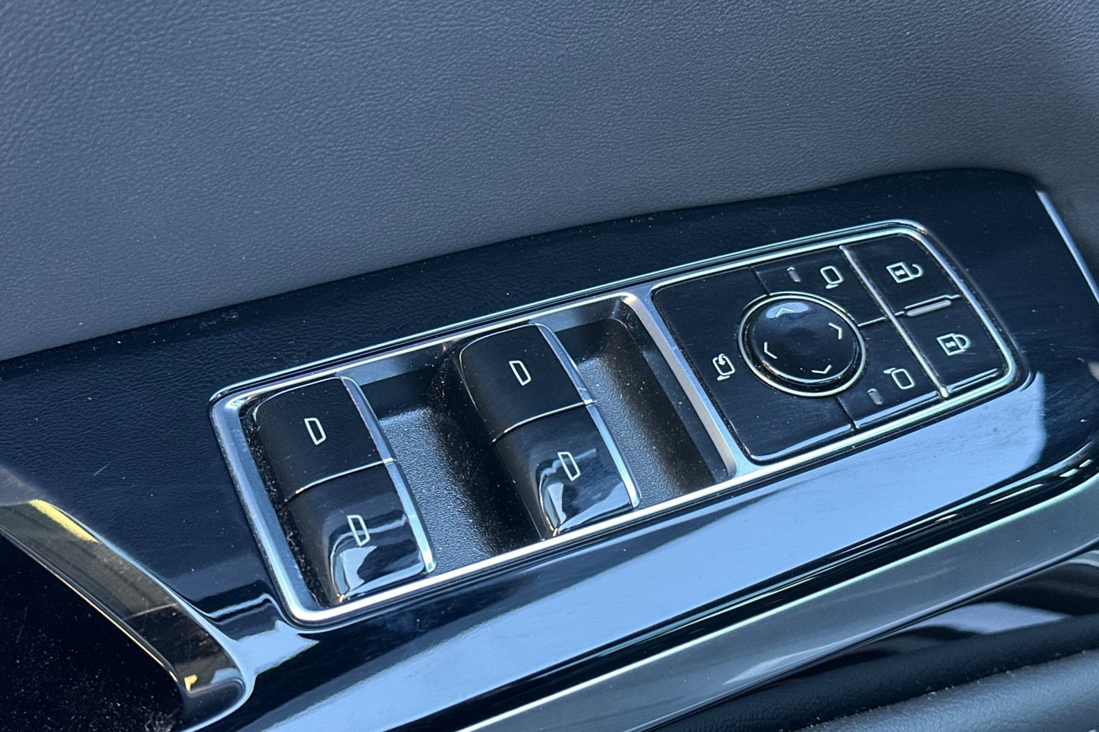 Used 2025 Cadillac Escalade Premium Luxury image 11