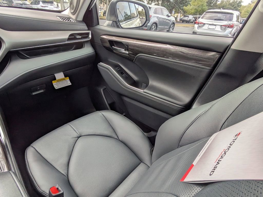 New 2026 Toyota Highlander Limited image 18