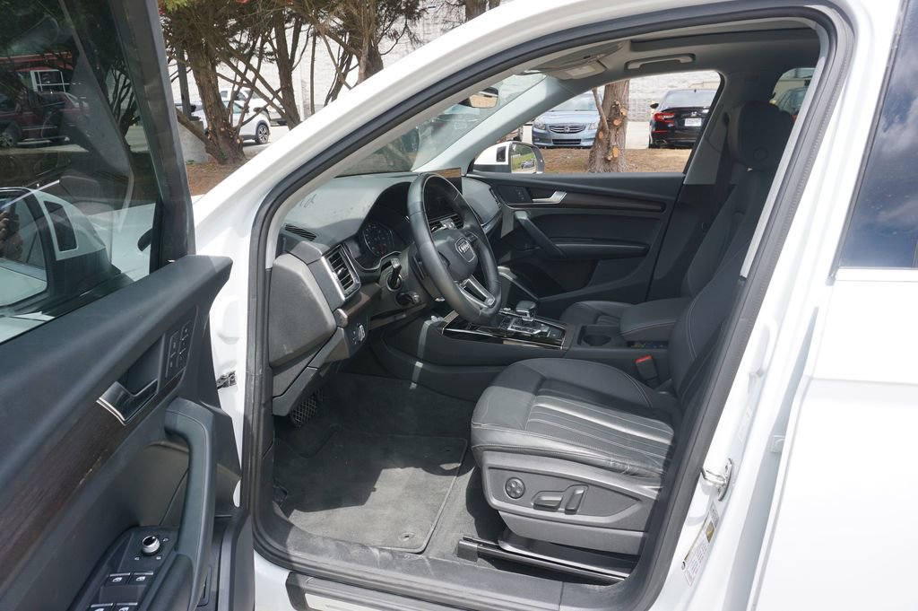 Used 2023 Audi Q5 2.0T Premium w/ Convenience Package AWD/4WD image 2