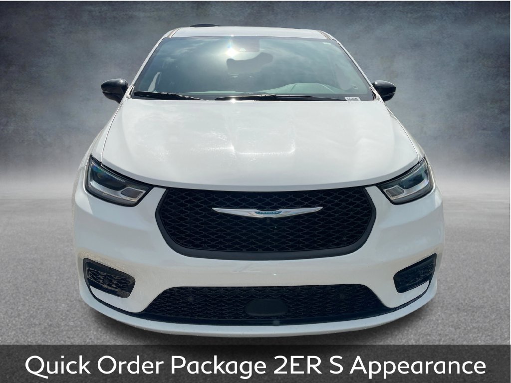 Used 2024 Chrysler Pacifica Limited FWD image 3