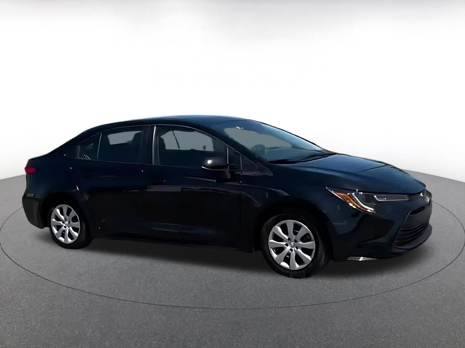 Used 2025 Toyota Corolla LE FWD image 4