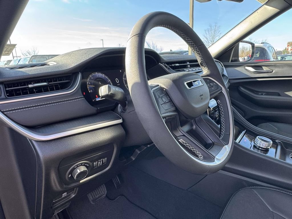 New 2025 Jeep Grand Cherokee L Altitude AWD/4WD image 2