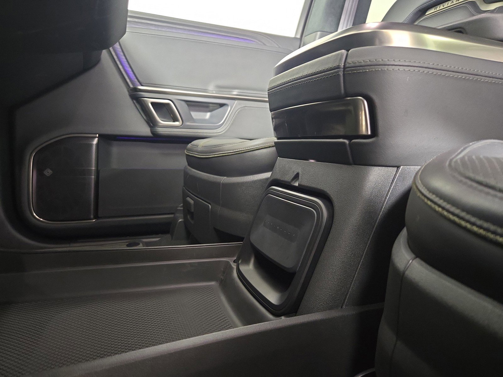 Used 2024 Rivian R1S Adventure AWD/4WD image 33