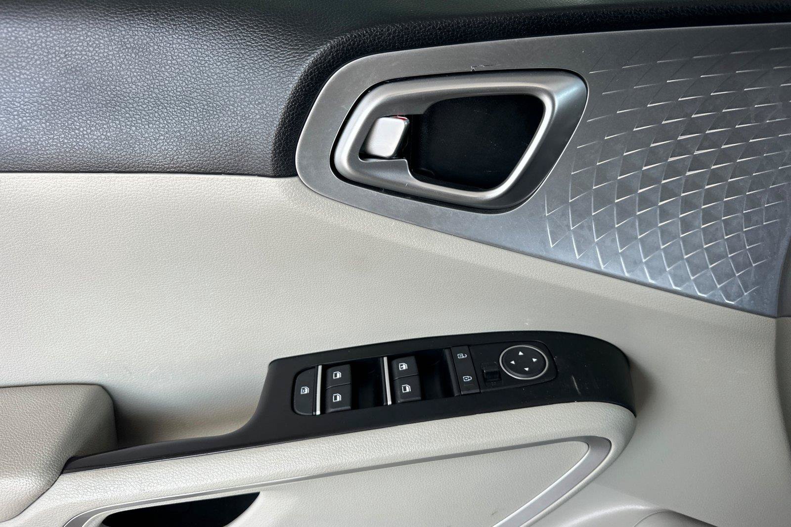 Used 2023 Kia Soul LX w/ LX Technology Package FWD image 11