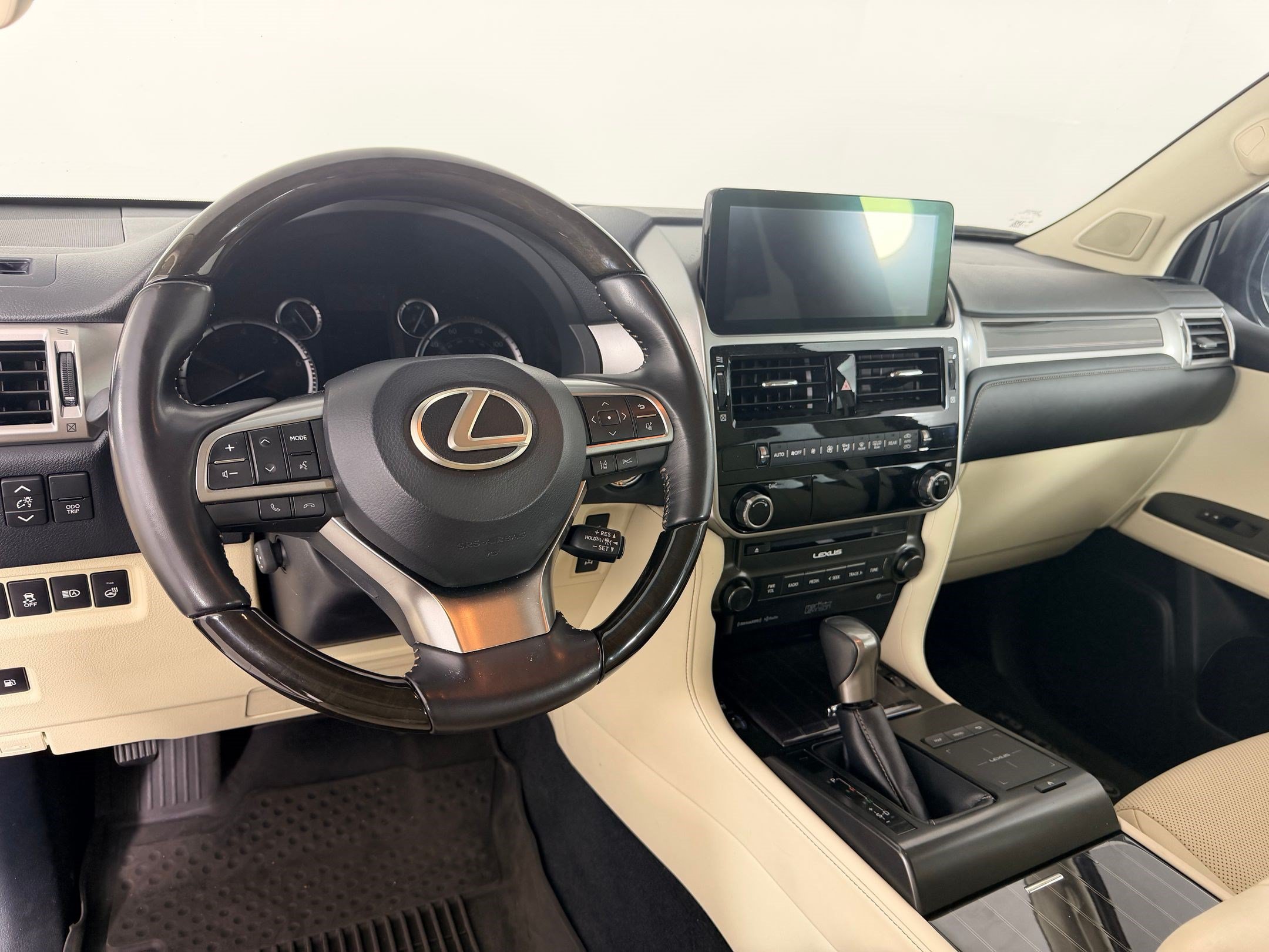 Used 2023 Lexus GX 460 Premium w/ Accessory Package AWD/4WD image 4
