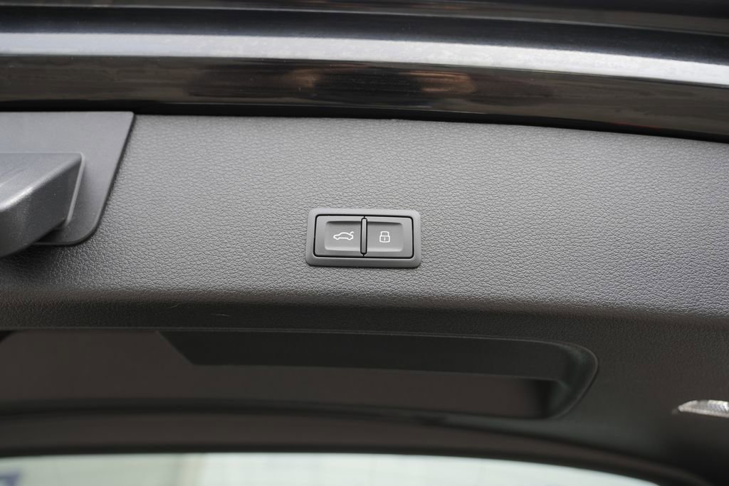 Used 2022 Audi e-tron Premium w/ Convenience Plus Package AWD/4WD image 16