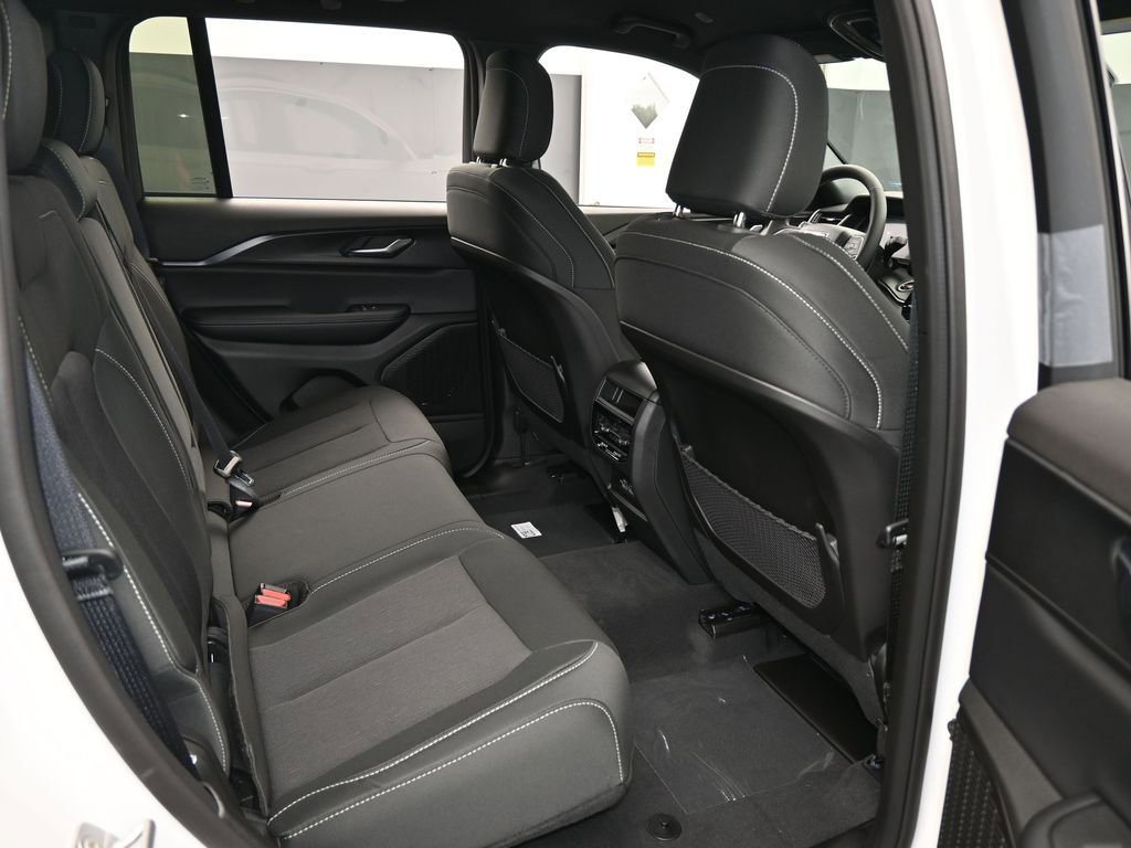 Used 2025 Jeep Grand Cherokee Laredo image 38