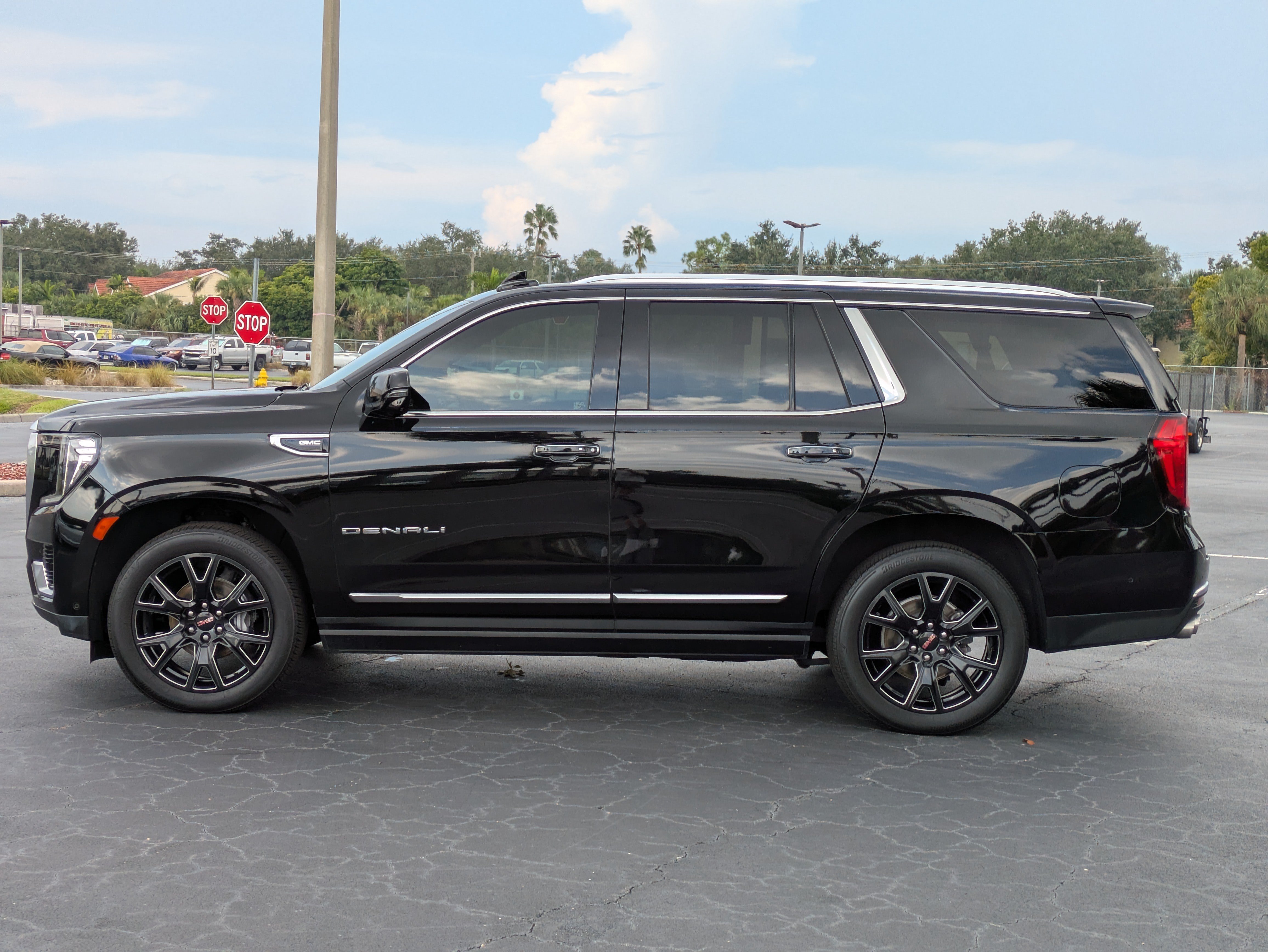 Used 2023 GMC Yukon Denali w/ Denali Reserve Package AWD/4WD image 3