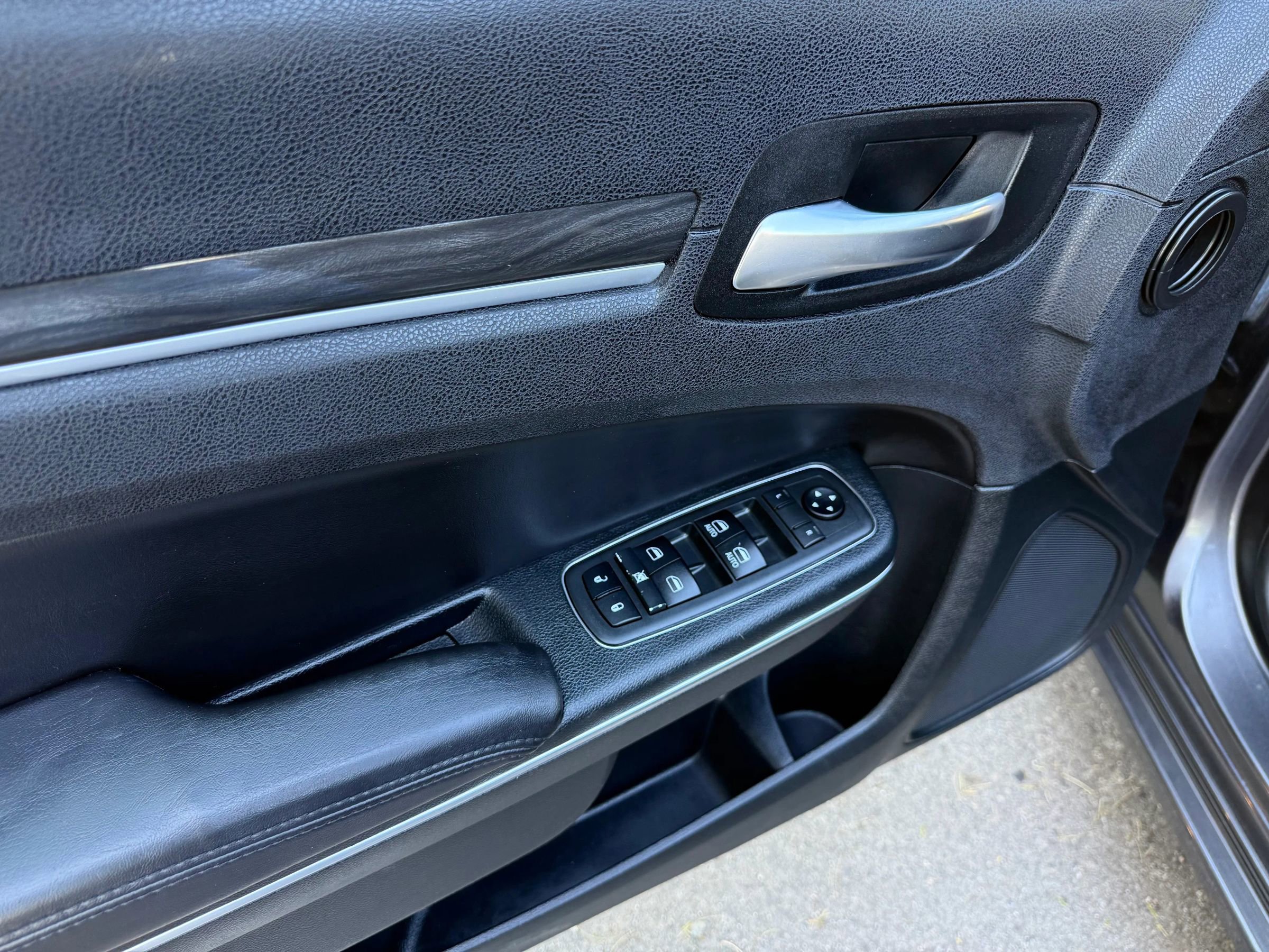 Used 2018 Chrysler 300 Touring w/ Sport Appearance Package image 10