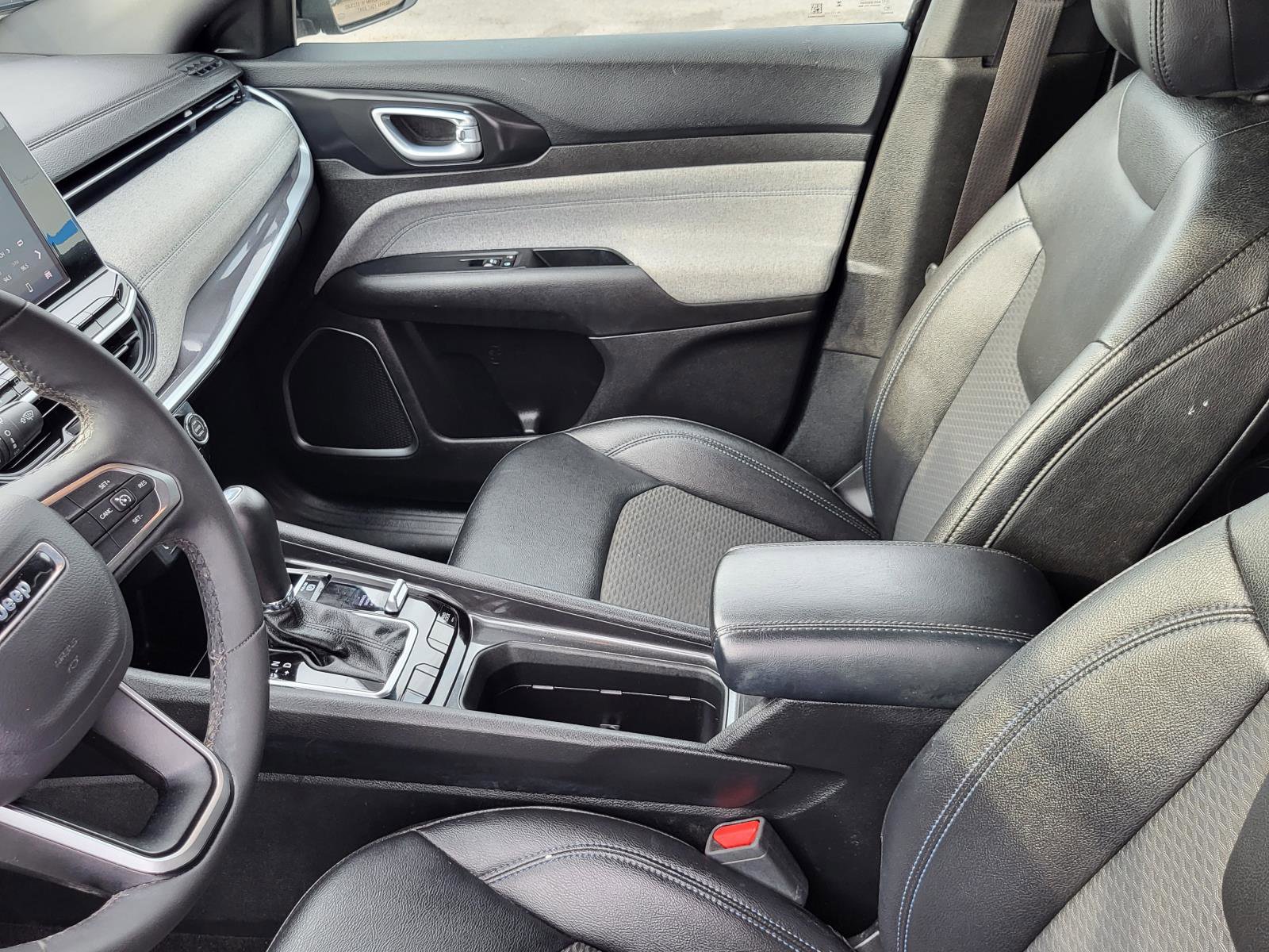 Used 2025 Jeep Compass Latitude image 30