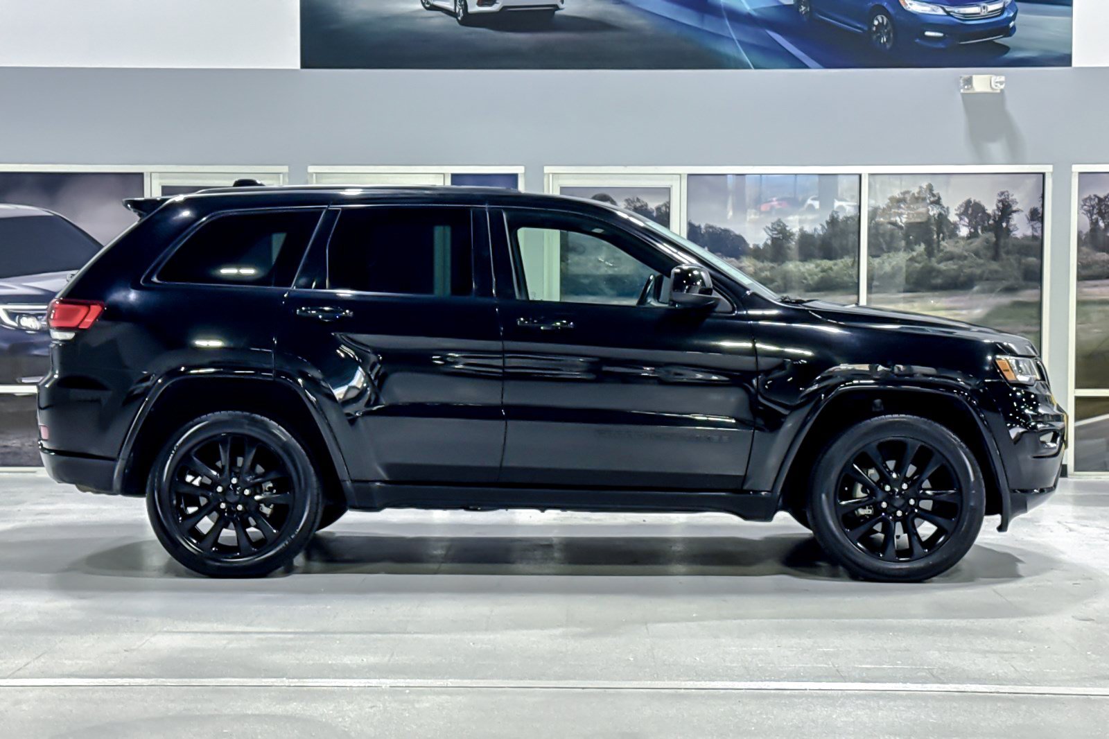 Used 2020 Jeep Grand Cherokee Altitude AWD/4WD image 8