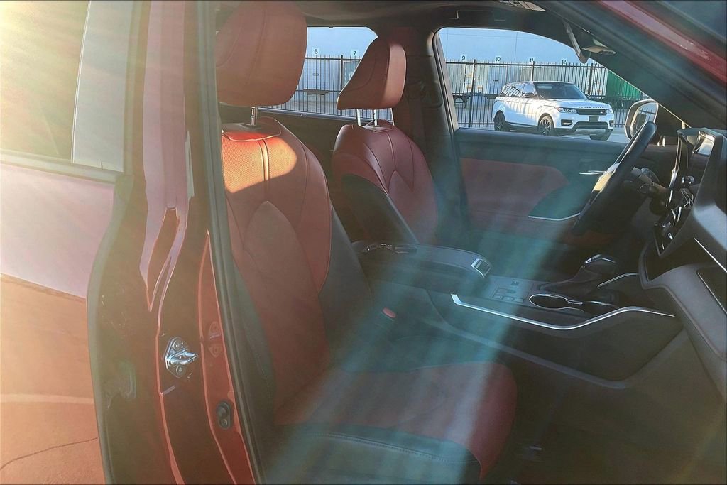 Used 2023 Toyota Highlander L image 10