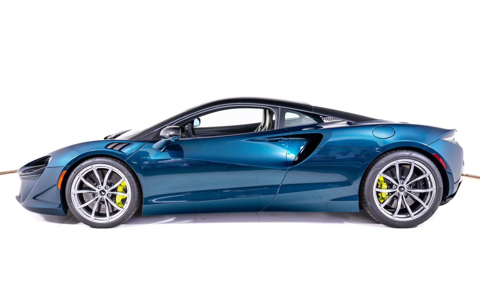 Used 2023 McLaren Artura image 2