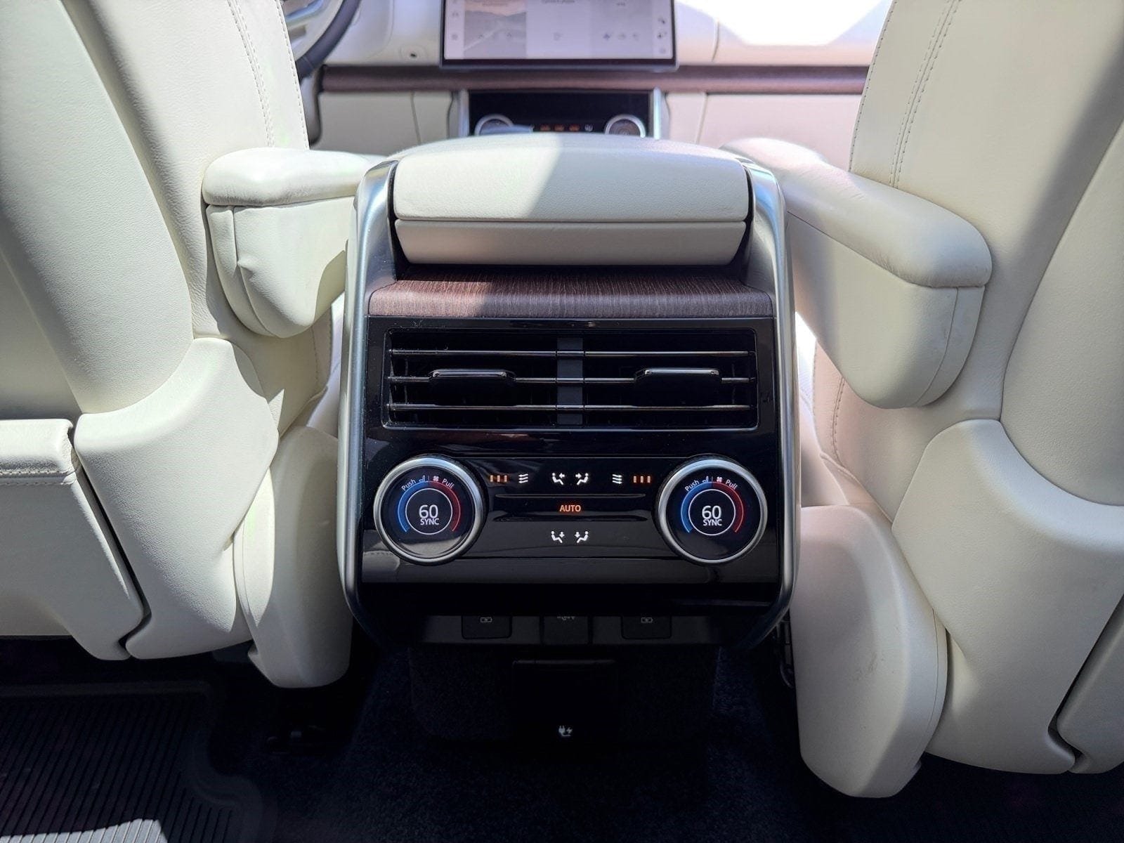 Certified 2023 Land Rover Range Rover SE AWD/4WD image 17