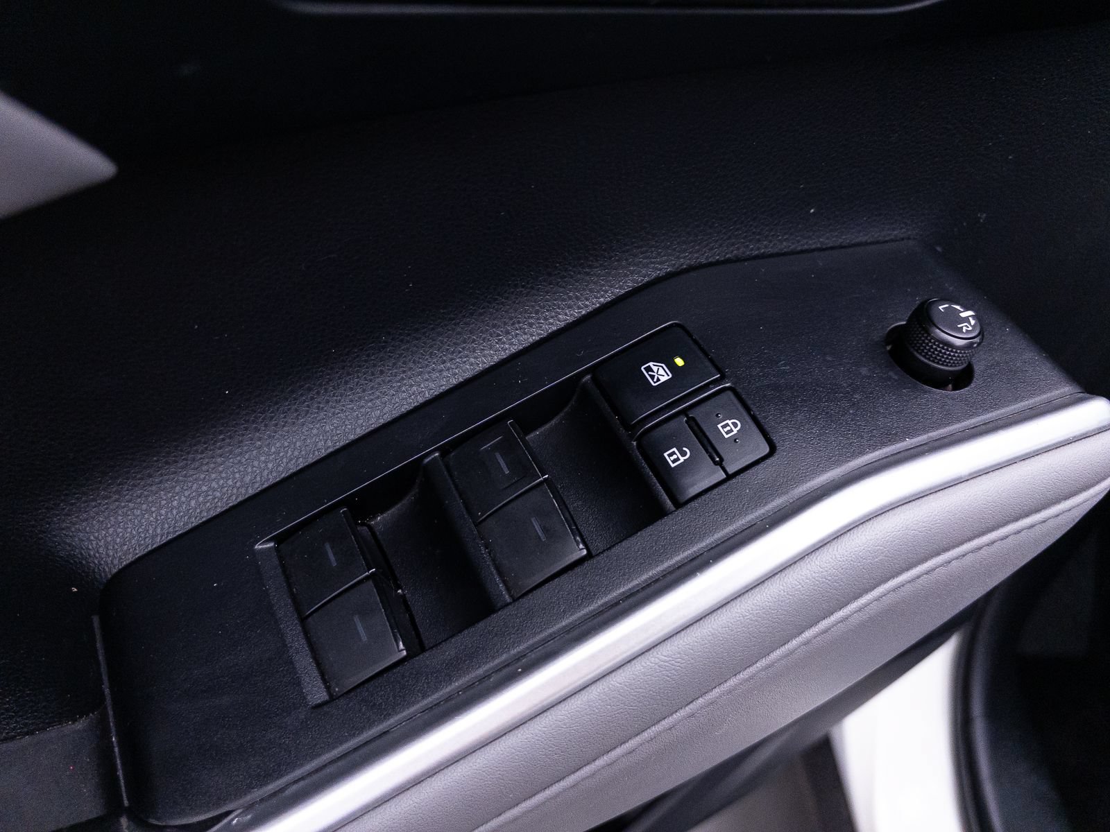 Used 2021 Toyota Highlander XLE AWD/4WD image 19