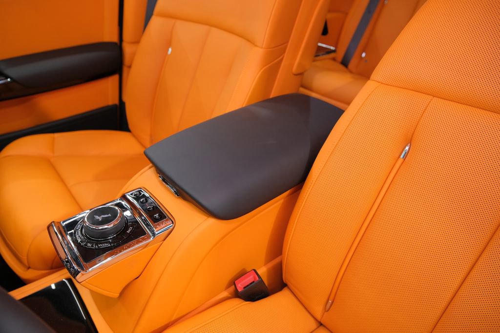 Used 2025 Rolls-Royce Phantom Sedan RWD image 31