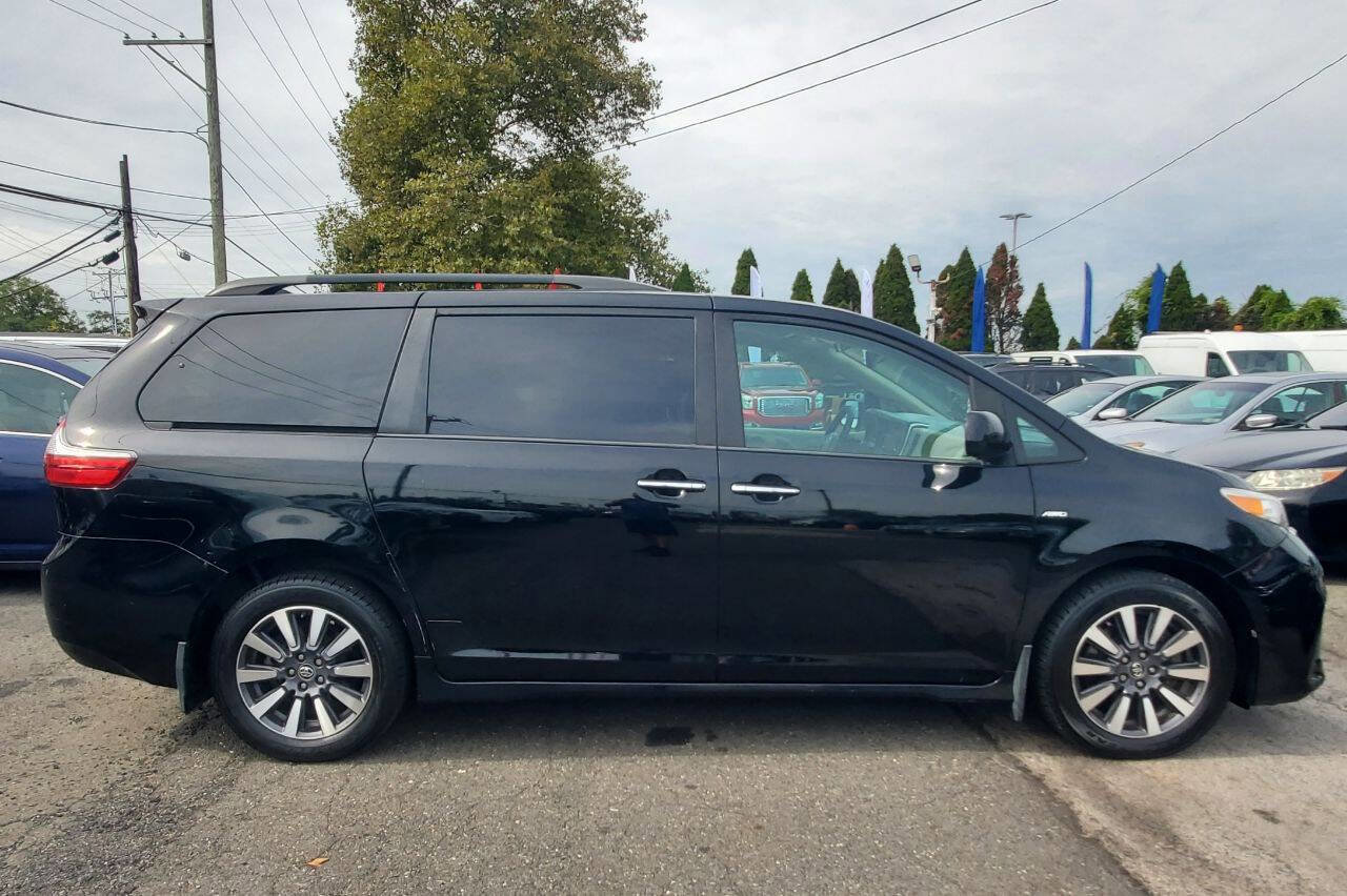 Used 2018 Toyota Sienna XLE Premium w/ Carpet Mat Package image 2