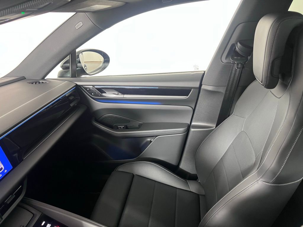 Certified 2025 Porsche Macan Electric image 36