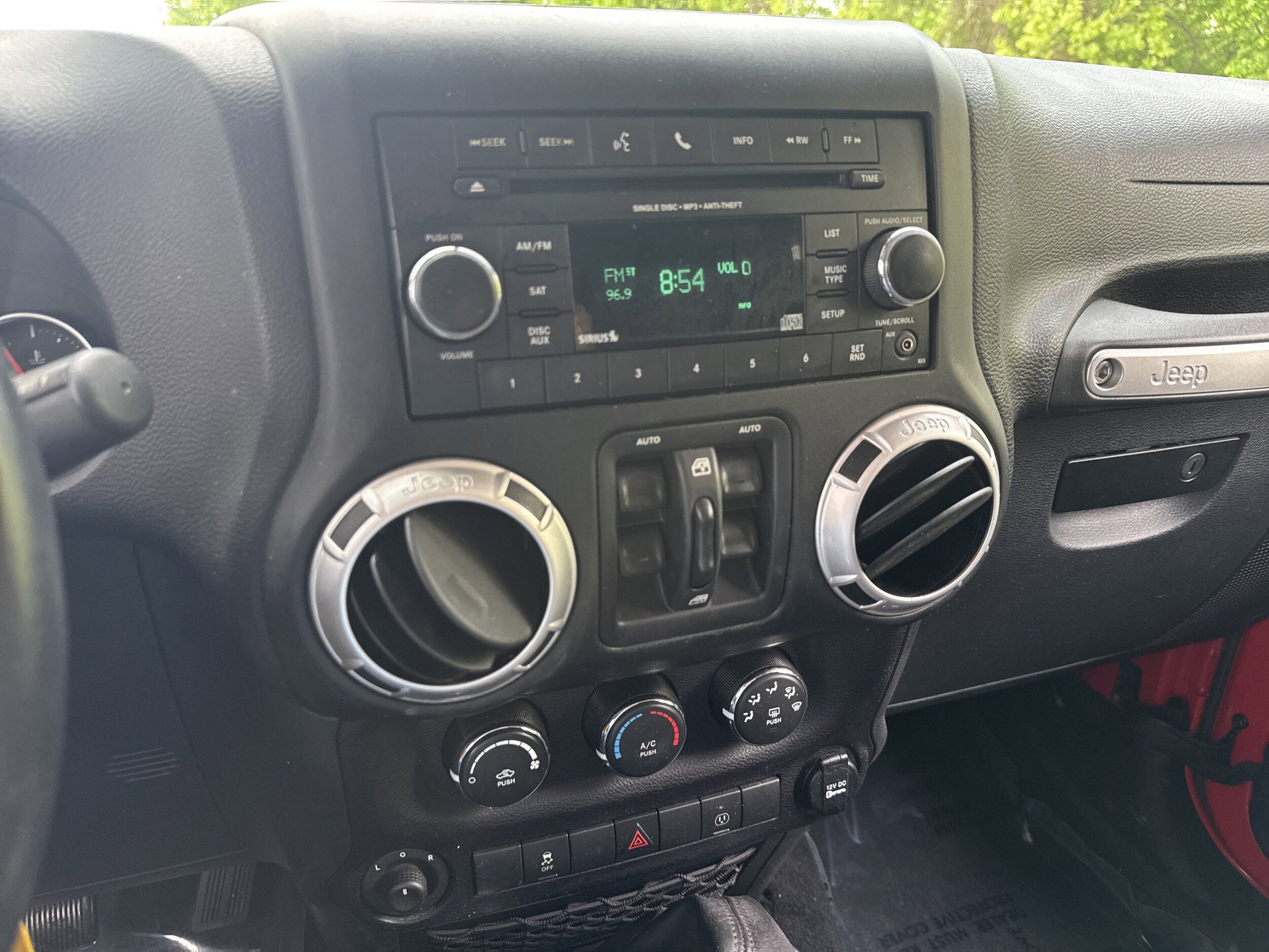 Used 2015 Jeep Wrangler Unlimited Rubicon w/ Connectivity Group AWD/4WD image 17