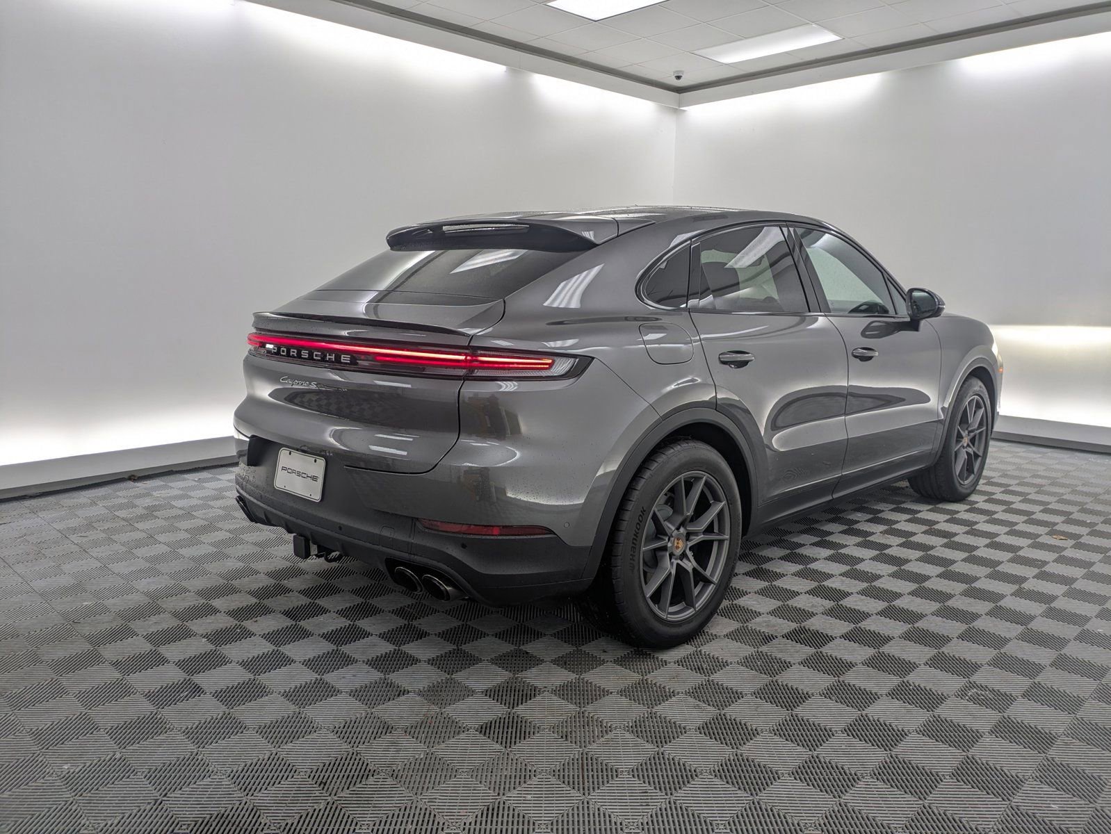Used 2025 Porsche Cayenne S image 9