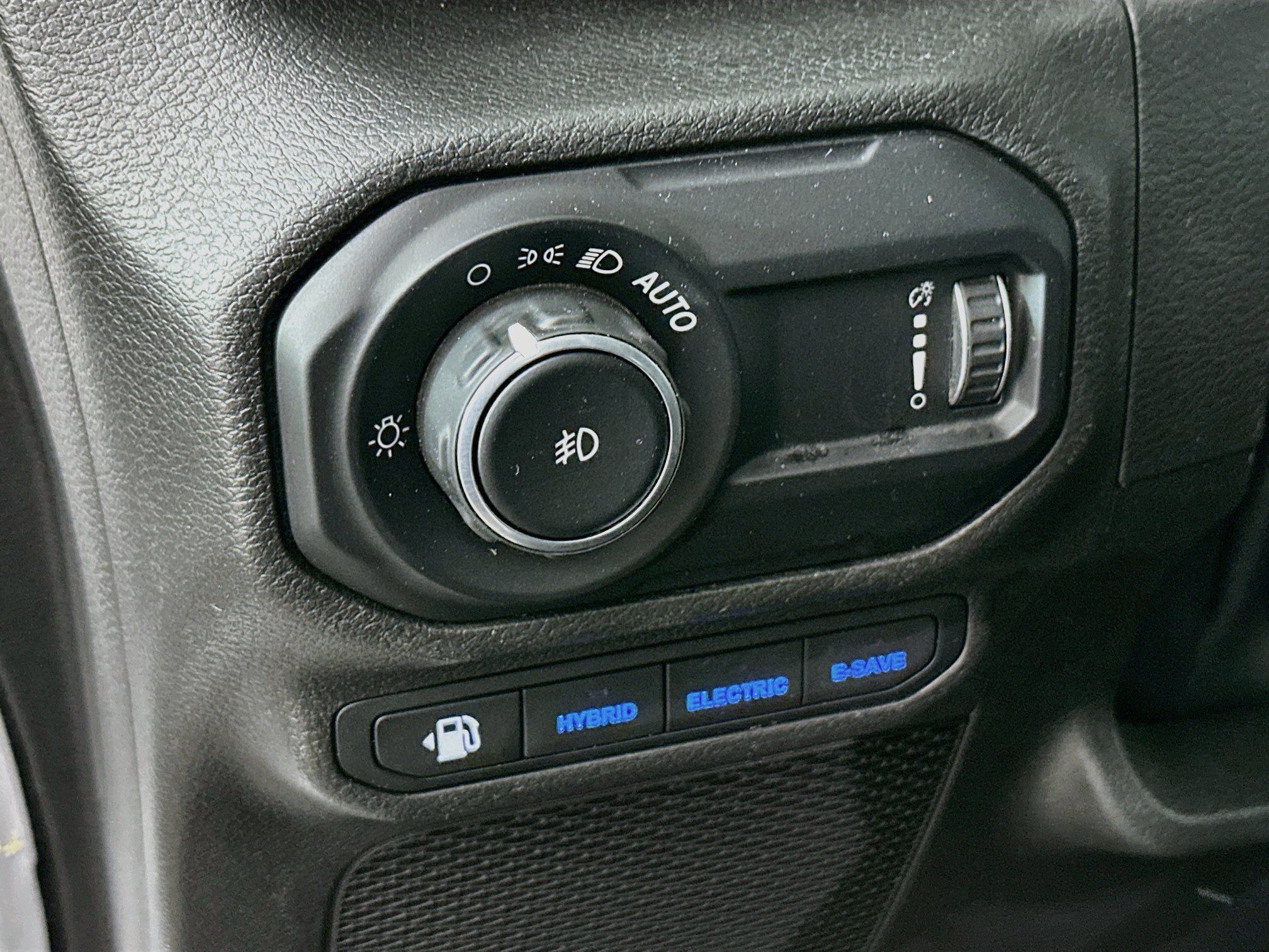 Used 2023 Jeep Wrangler Unlimited Sahara AWD/4WD image 16