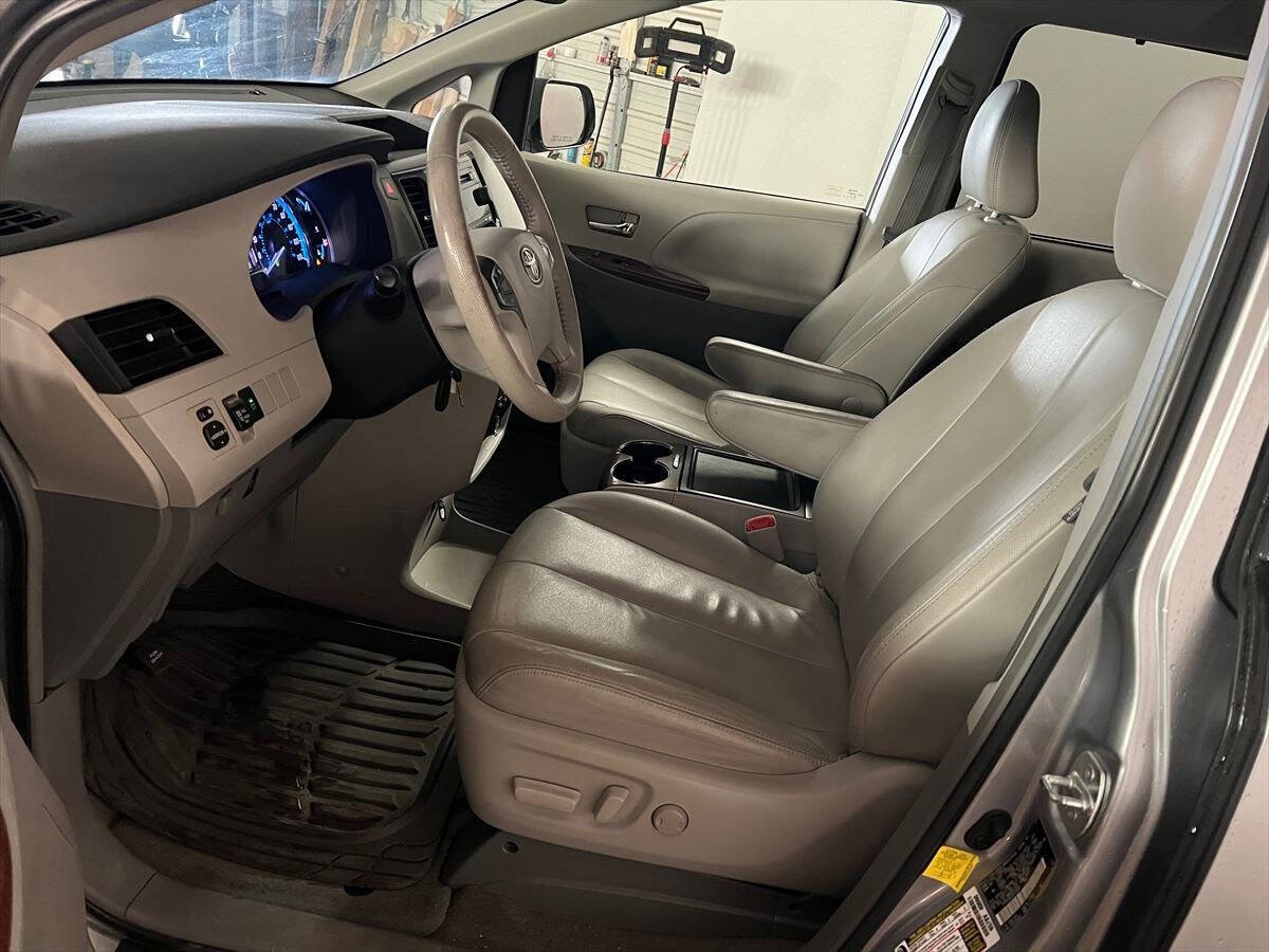 Used 2013 Toyota Sienna XLE image 8