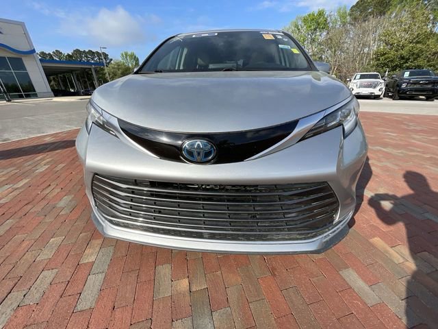 Used 2021 Toyota Sienna Limited image 3