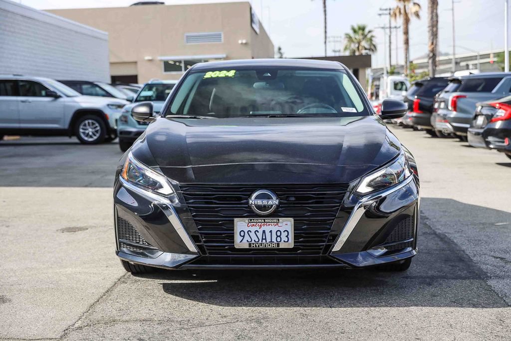 Used 2024 Nissan Altima 2.5 SV FWD image 2