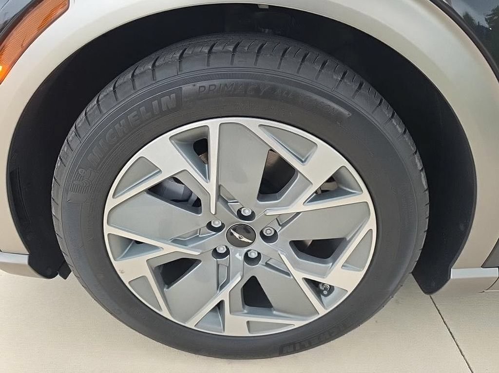 Used 2025 Genesis GV60 RWD image 13