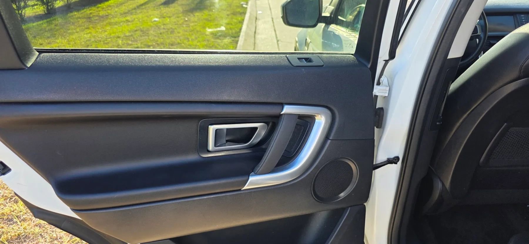 Used 2016 Land Rover Discovery Sport SE image 19