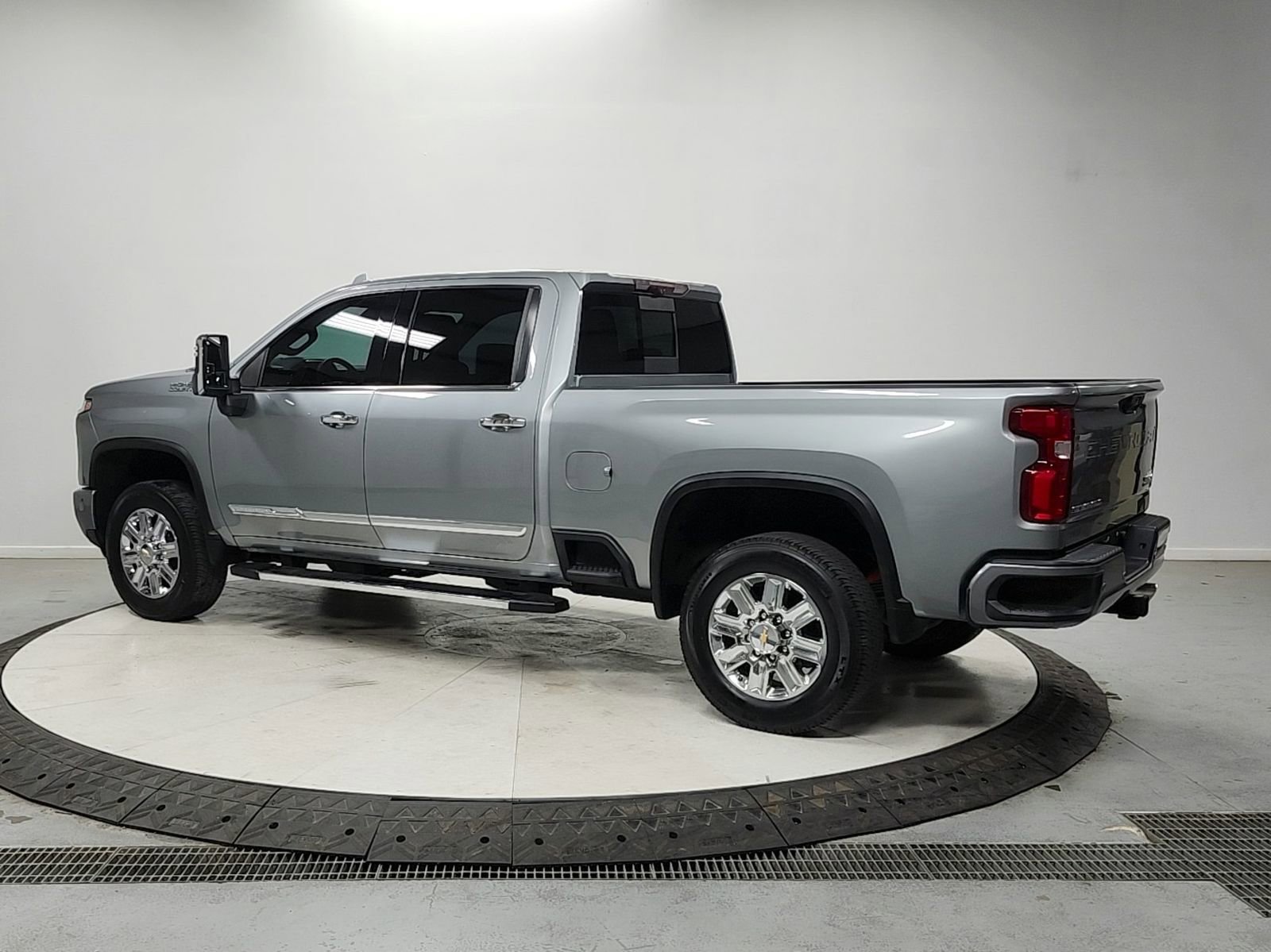 Used 2024 Chevrolet Silverado 2500 High Country w/ Technology Package image 5