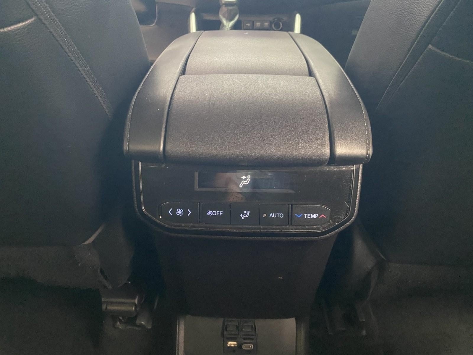 Used 2020 Toyota Highlander XLE AWD/4WD image 14
