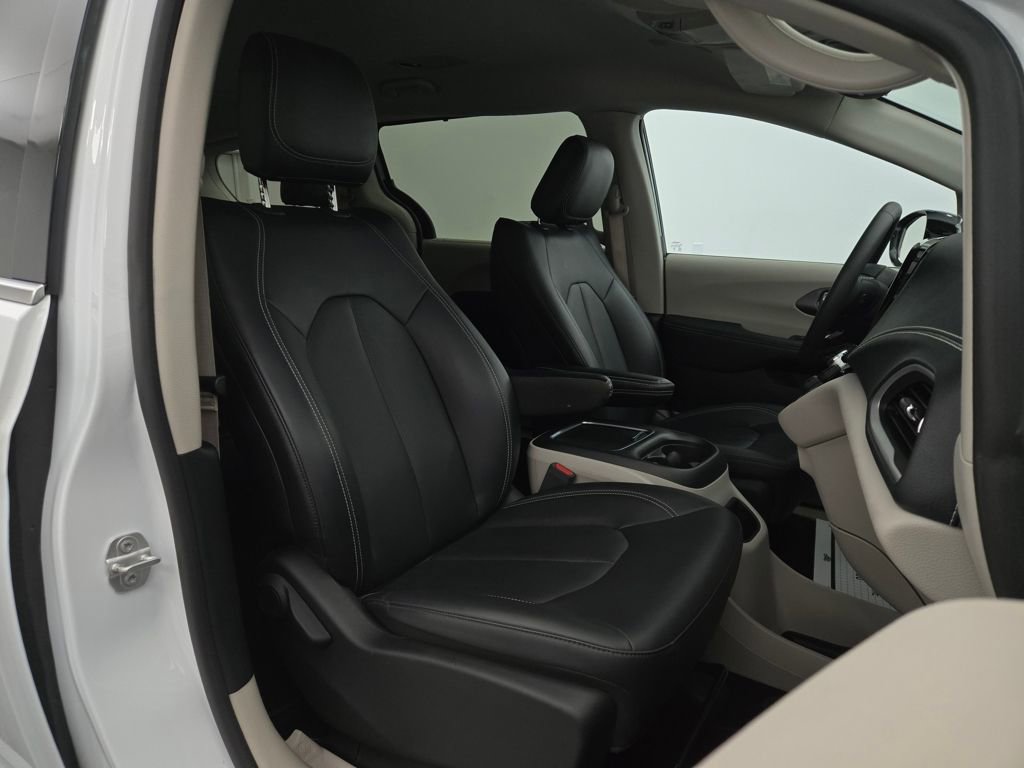 Used 2024 Chrysler Pacifica Touring-L image 30