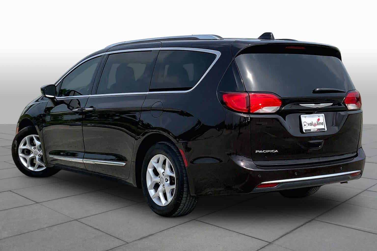 Used 2017 Chrysler Pacifica Touring-L Plus w/ Tire & Wheel Group FWD image 12