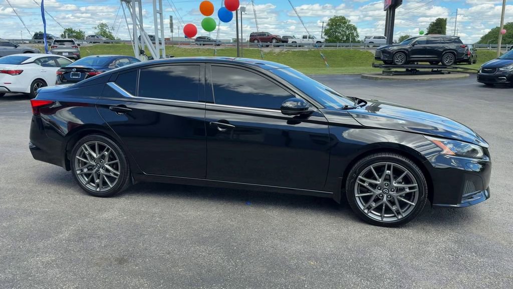 Used 2024 Nissan Altima 2.0 SR FWD image 8