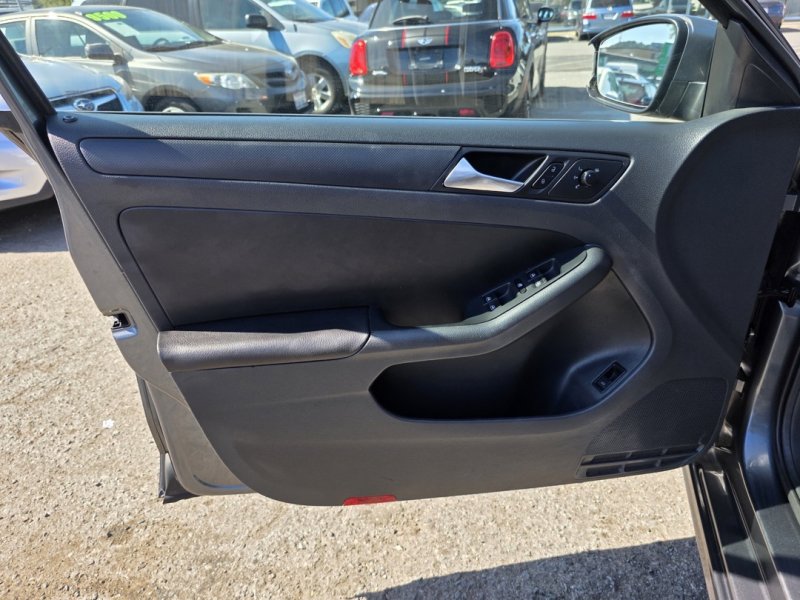 Used 2011 Volkswagen Jetta SE image 9