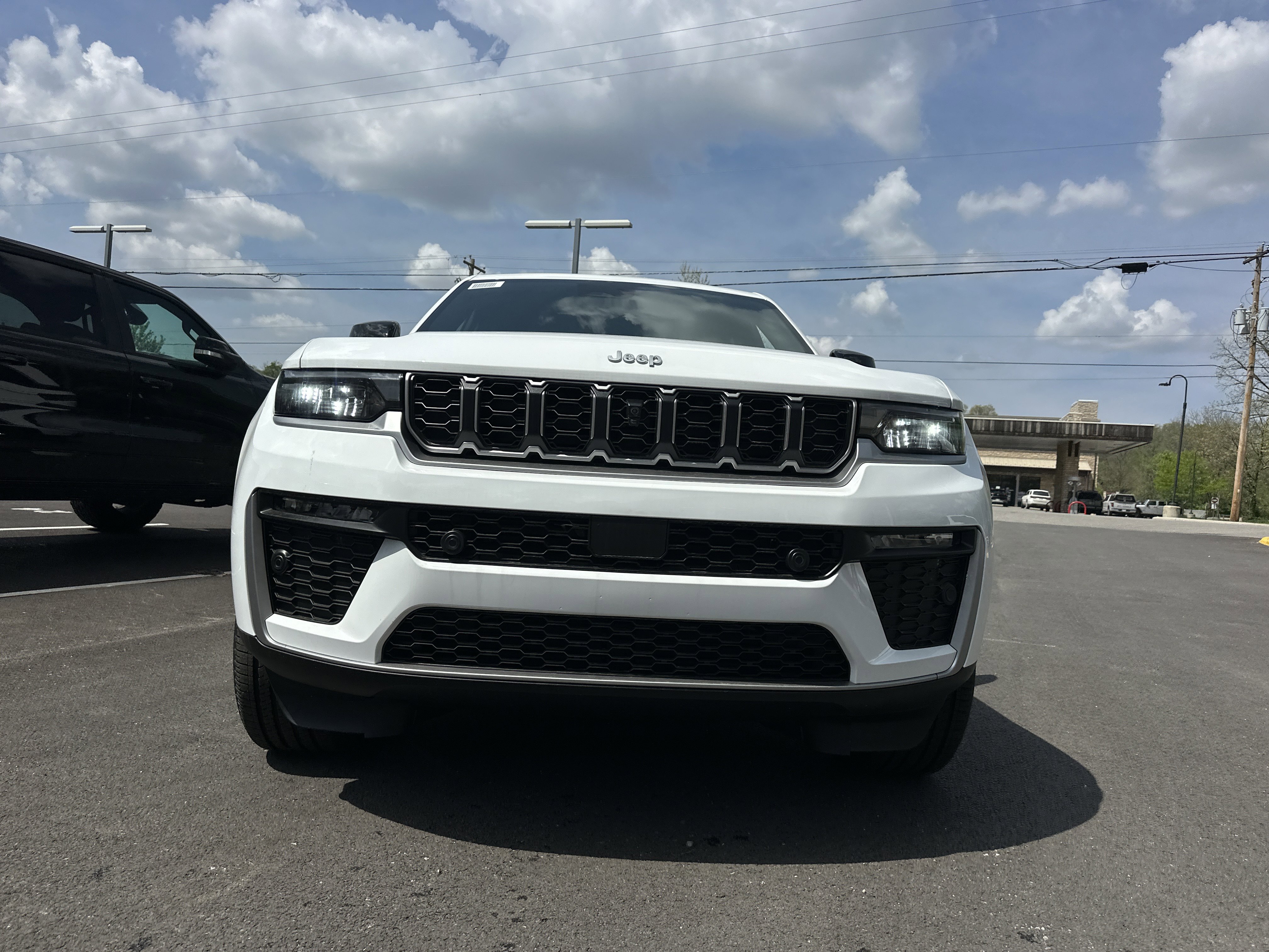 New 2026 Jeep Grand Cherokee Limited w/ Luxury Tech Group II AWD/4WD image 17