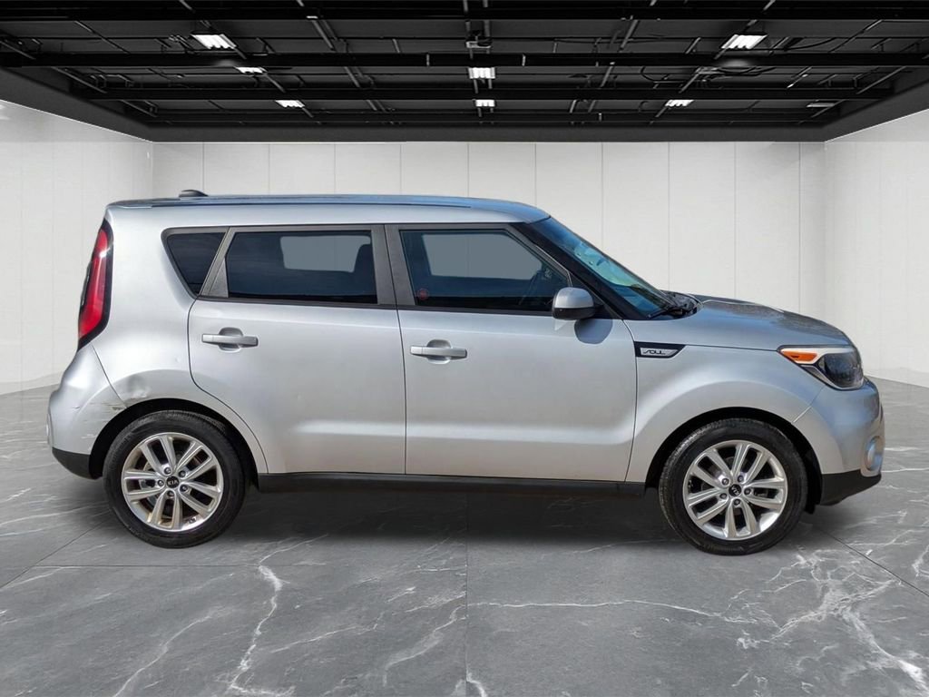 Used 2017 Kia Soul + image 6