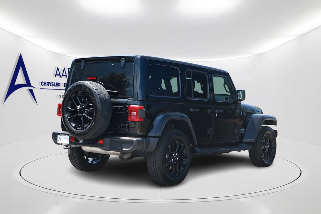 Used 2025 Jeep Wrangler Unlimited Sahara AWD/4WD image 4