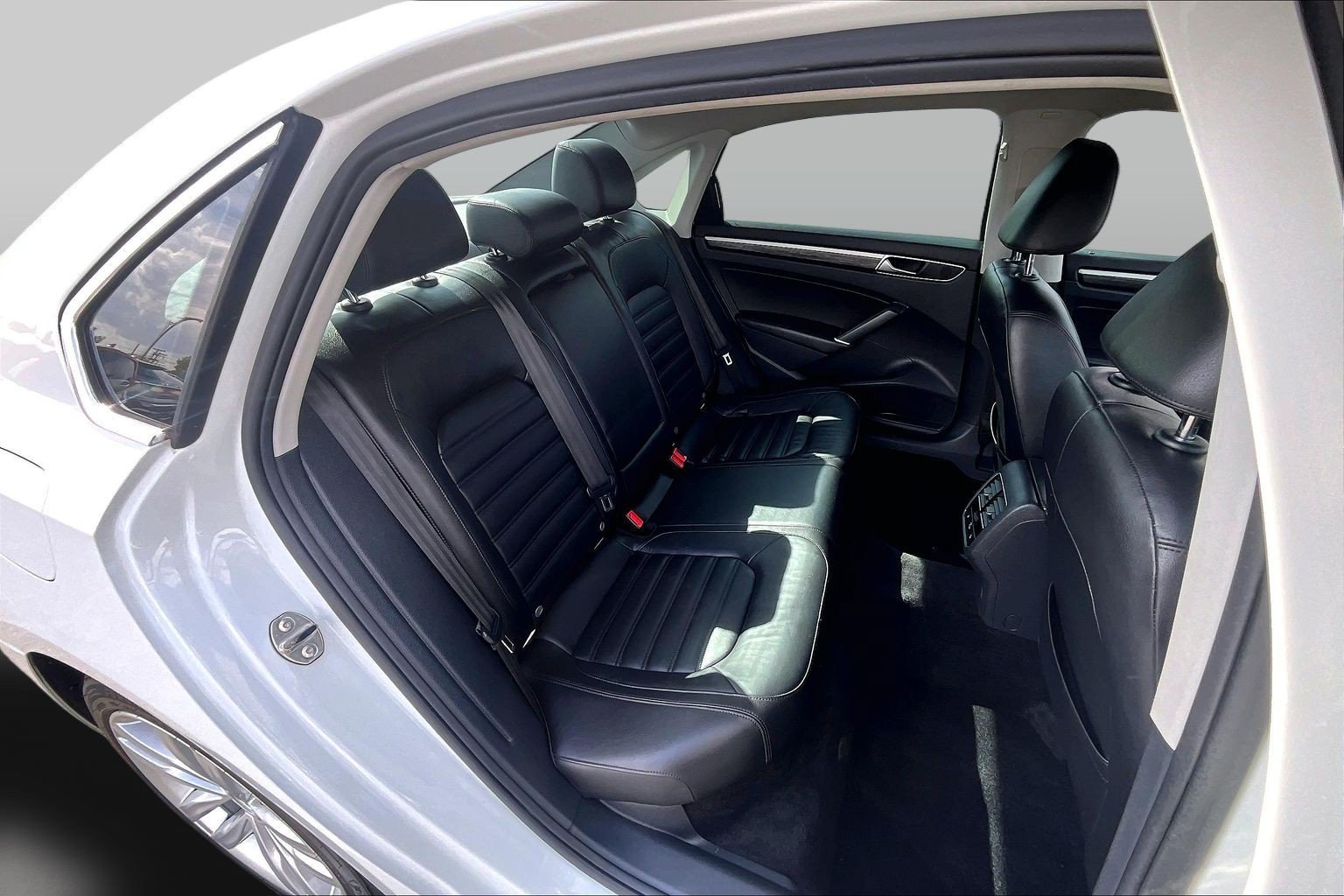 Used 2018 Volkswagen Passat 2.0T SEL Premium FWD image 20