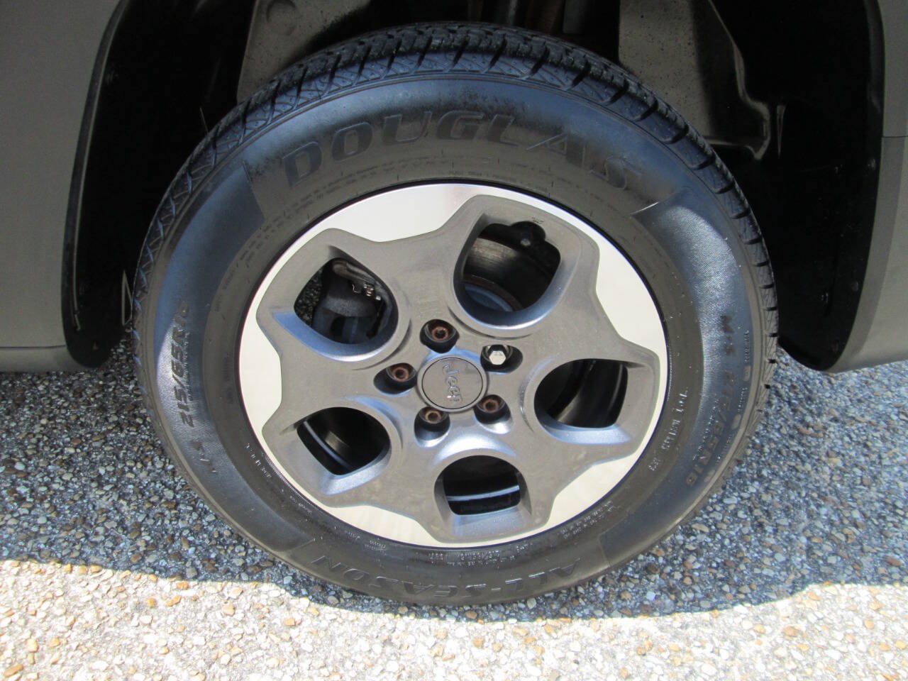 Used 2015 Jeep Renegade Latitude AWD/4WD image 9