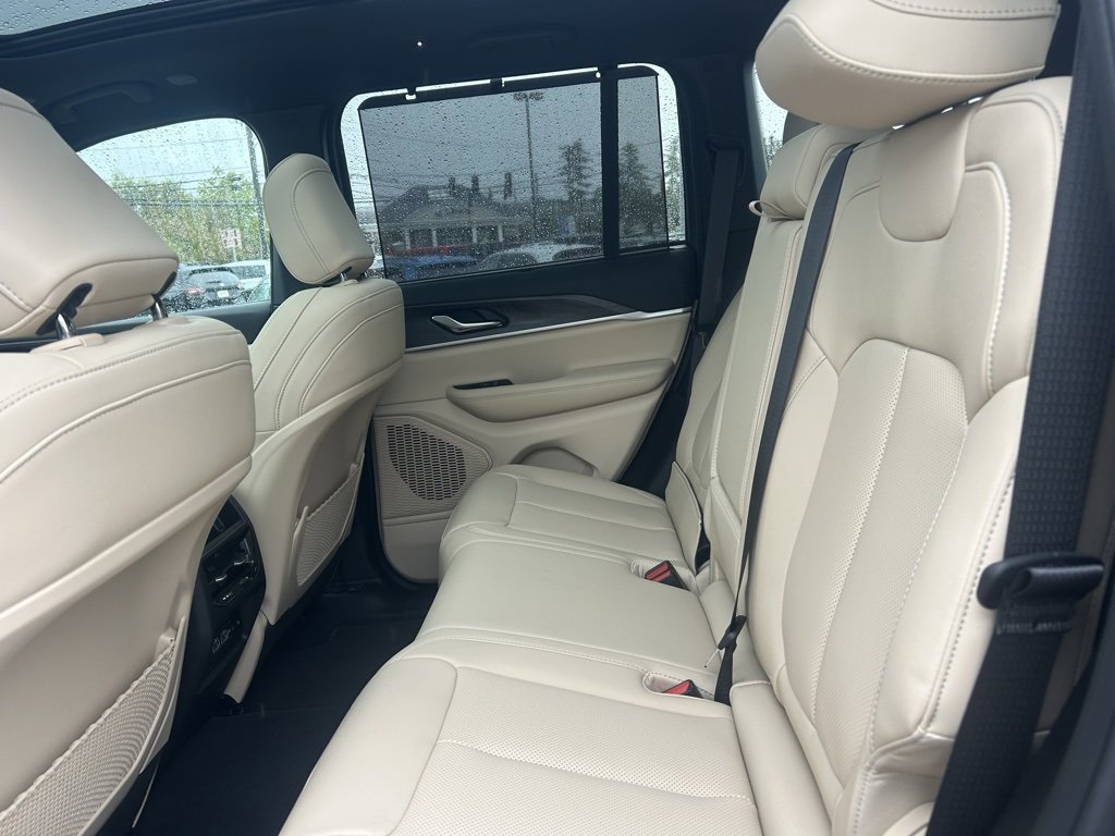 New 2025 Jeep Grand Cherokee Limited w/ Luxury Tech Group II image 25