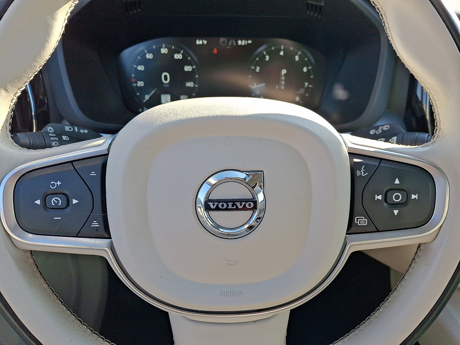 Used 2019 Volvo XC60 T6 Momentum w/ Multimedia Package image 21