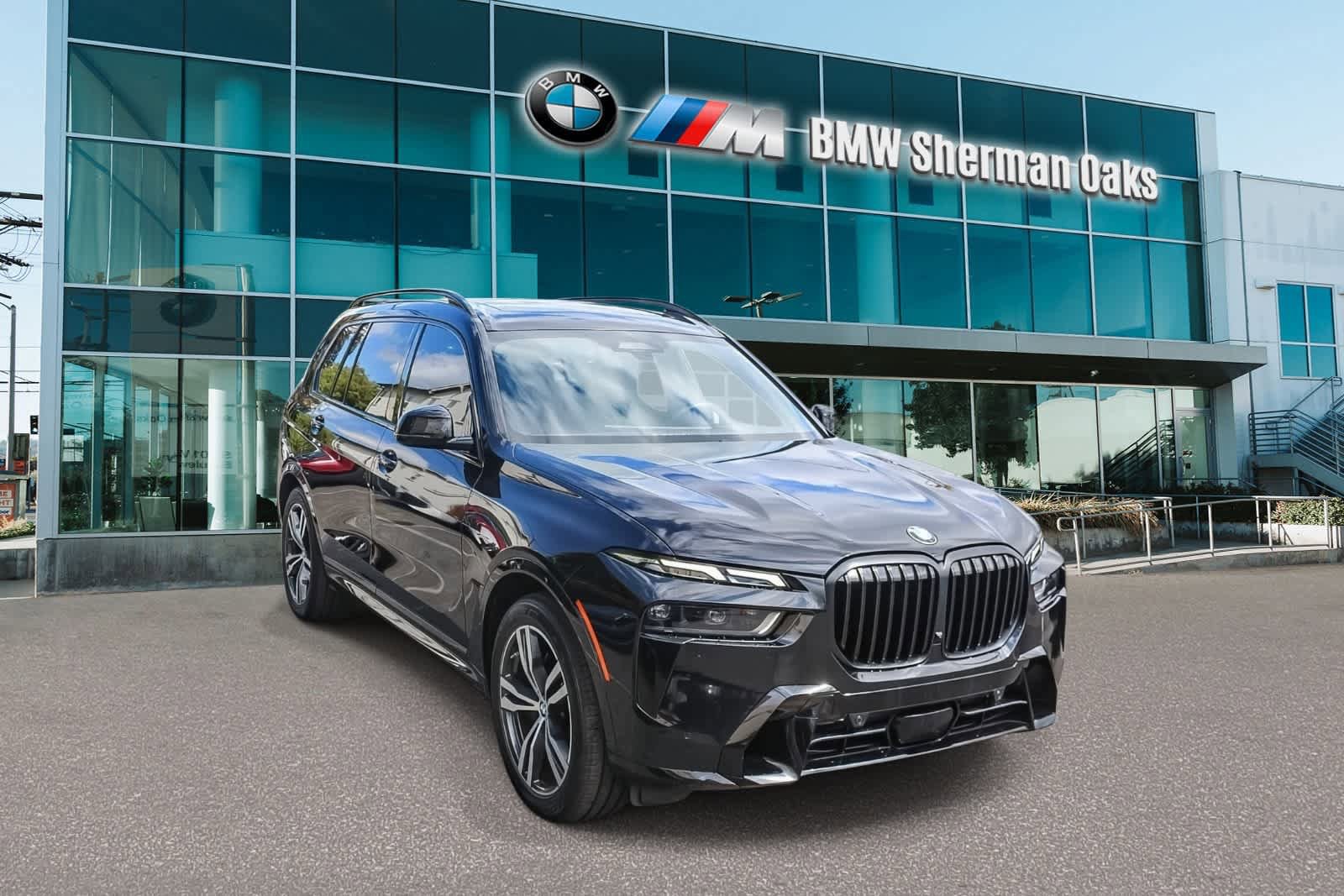 Used 2023 BMW X7 xDrive40i w/ M Sport Package image 3